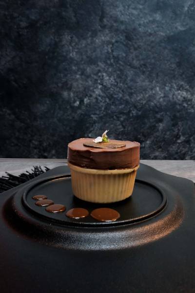 Comme un soufflé : Feuillantine praliné, biscuit joconde, mousse au chocolat et caramel coulant